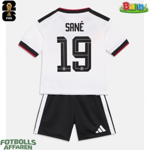 Tyskland Leroy Sane #19 Hemmaställ Barn VM 2026 Kortärmad (+ Korta byxor)